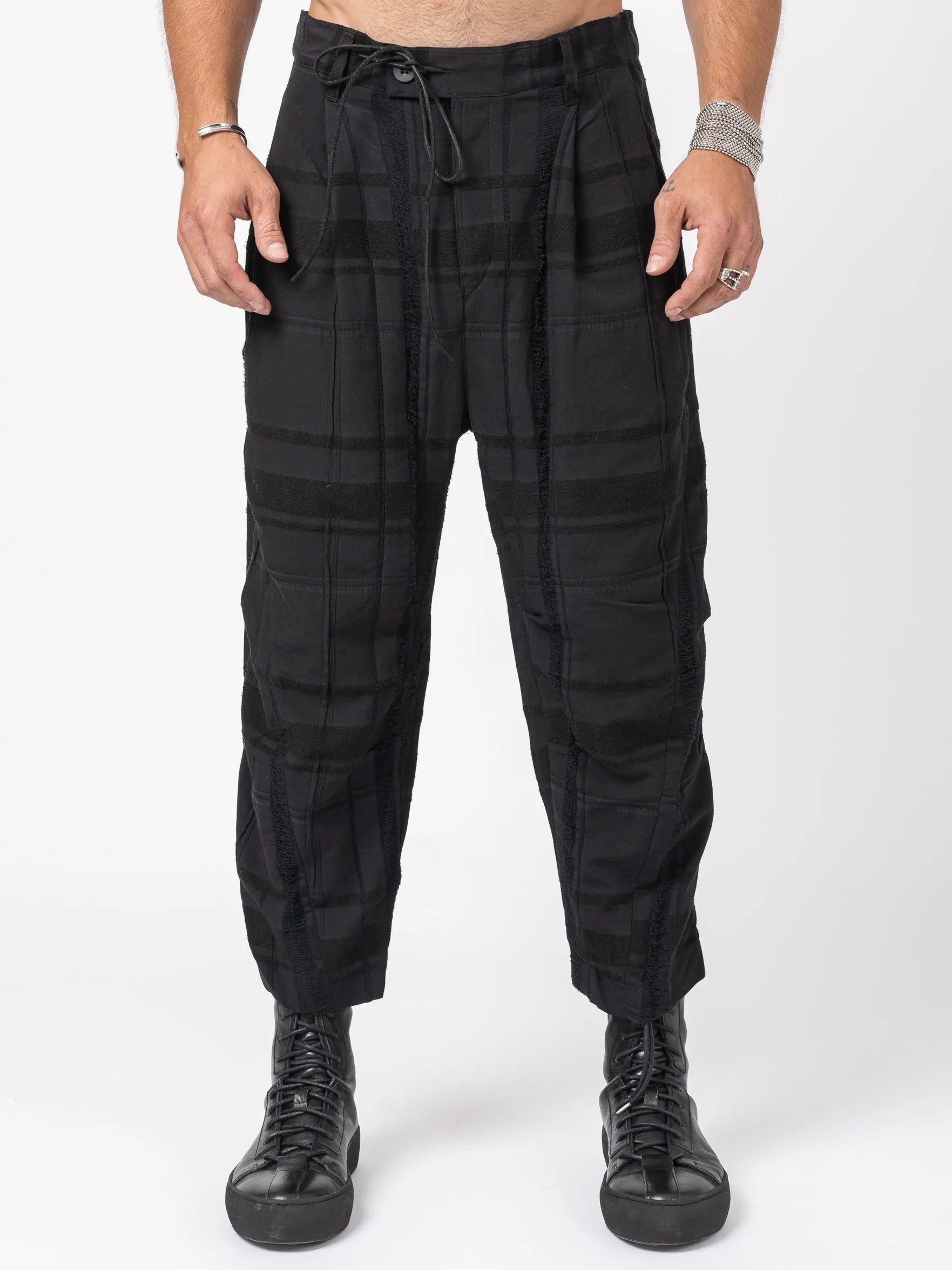 D.HYGEN Crack Random Stripe Cropped Pants