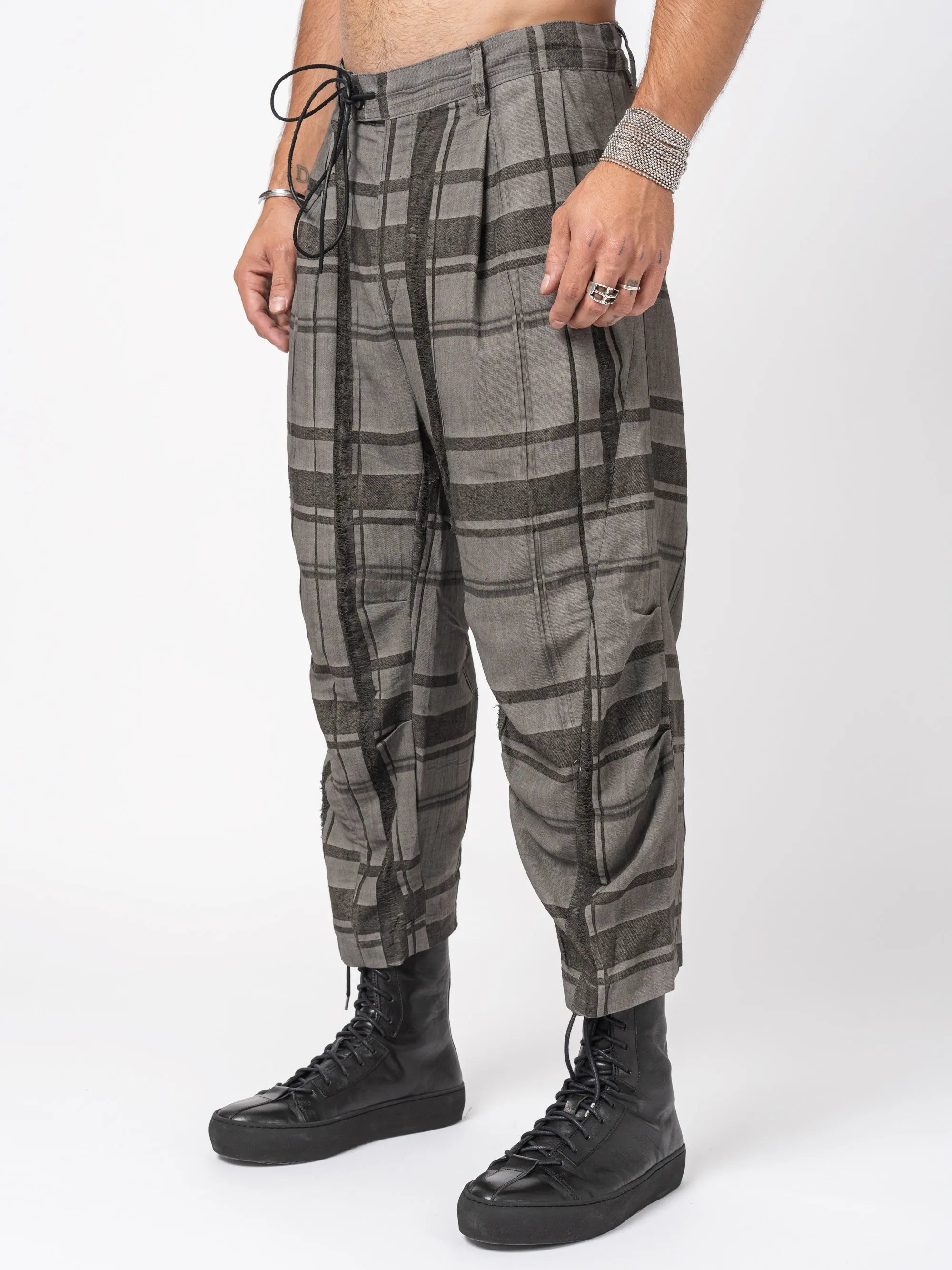 D.HYGEN Crack Random Stripe Cropped Pants