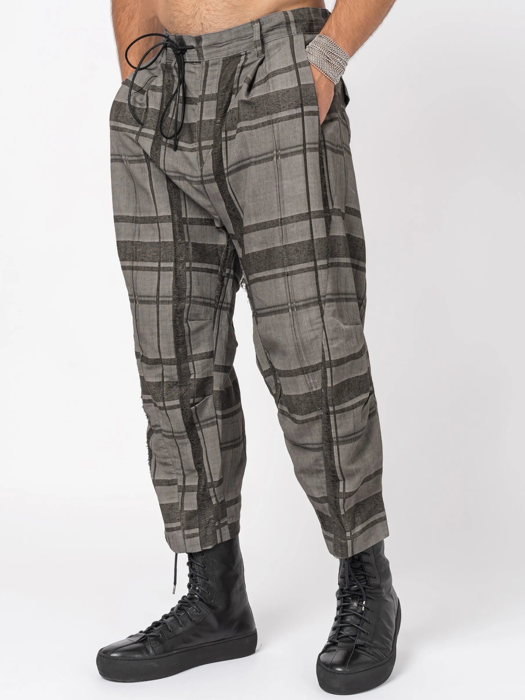 D.HYGEN Crack Random Stripe Cropped Pants